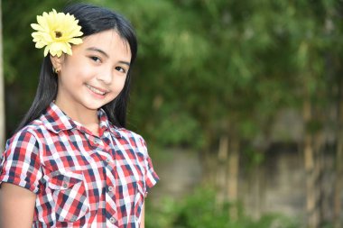 Bir Papatya ile Happy Girl Çocuk