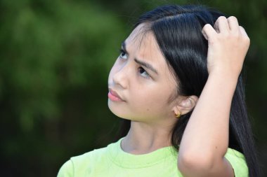 Bir Petite Çeşitli Kız Ve Confusion