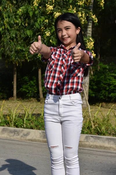 竖起大拇指的亚洲青年 — 图库照片