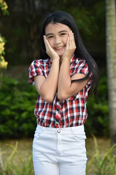 Ένα χαριτωμένο Φιλιππινέζες κορίτσι και την ευτυχία — Φωτογραφία Αρχείου