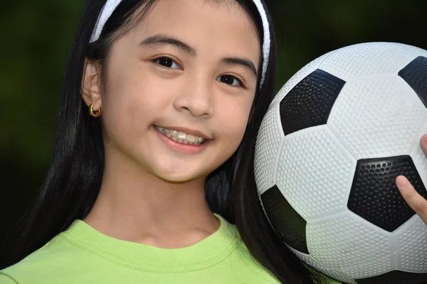 Sportovní hráč na sportovně Asijské dítě fotbalový míč — Stock fotografie