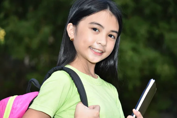 Uma menina minoritária estudante sorrindo — Fotografia de Stock