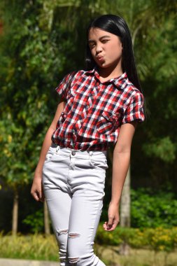 Bir Winking Genç Azınlık Kız