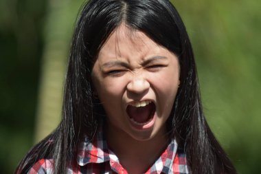 Bir Shouting Petite Çeşitli Kız Çocuk