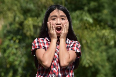 Bir Ürkmüş Pretty Filipina Kız