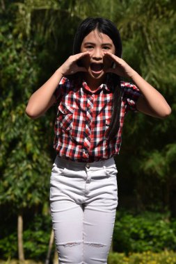 Genç Bir Azınlık Kadın Bağırıyor