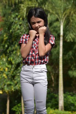 Bir Genç Filipinli Preteen Ve Öfke