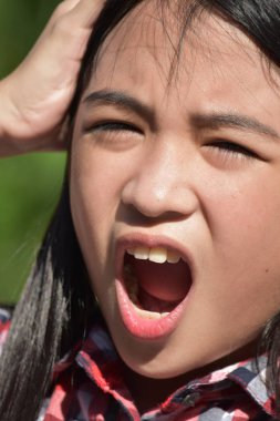 Endişeli bir dişi ara