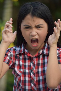 Bir Üzgün Sevimli Asya kişi