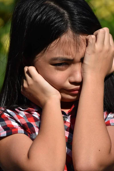 Una niña filipina y ansiedad —  Fotos de Stock