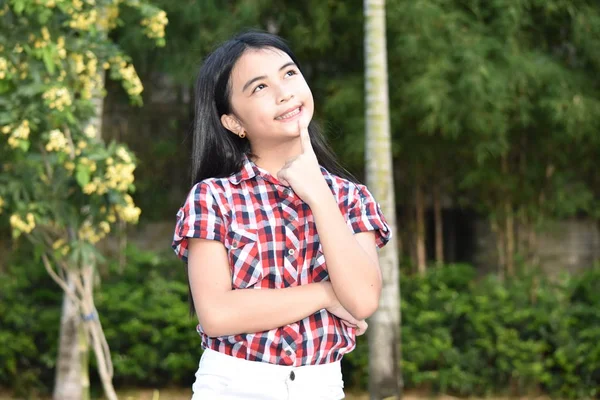 Düşünceli Güzel Filipinli Kız