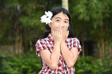 Bir Papatya ile Şaşırttı Genç Çeşitli Kız