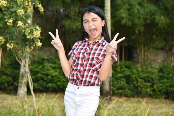 Bir Çocuk ve Barış İşareti