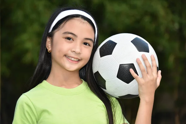 Pěkná Filipina fotbalová hráčka a štěstí — Stock fotografie