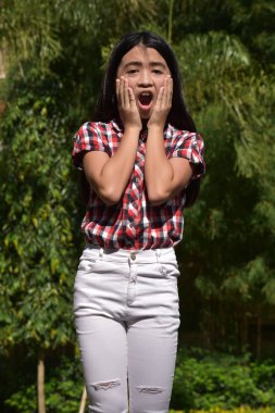 Bir Ürkmüş Kadın Ergen