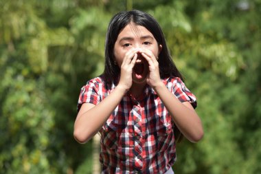 Bir Petite Filipinli Kadın Shouting