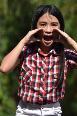 Bir Petite Çeşitli Kız Bağırıyor