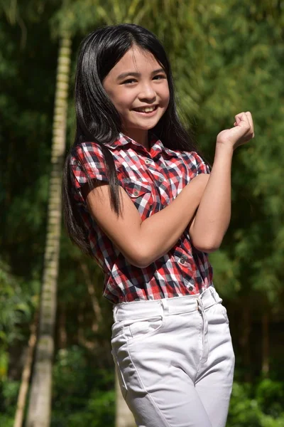 En Filipina preteen och lycka — Stockfoto