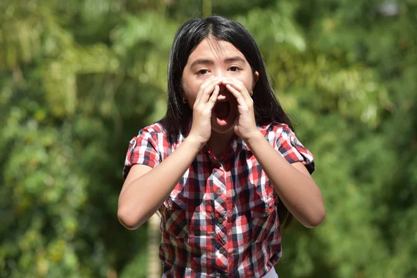 Bir Petite Filipinli Kadın Shouting