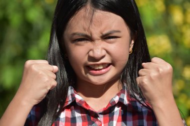 Kızgın bir Filipina kişi