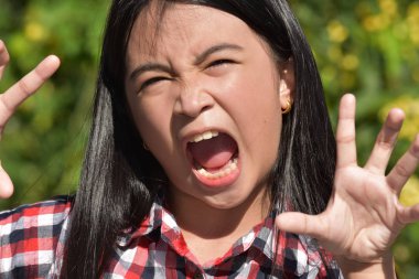 Bir Korkutucu Petite Çeşitli Kadın