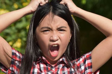 Endişeli bir kadın çocuk