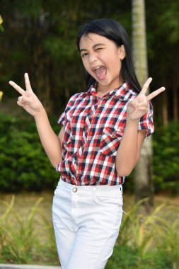 Genç Çeşitli Çocuk ve Barış İşareti