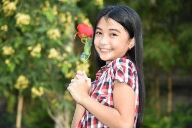 Mutlu Petite Filipinli Kadın Çiçek ile