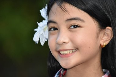 Çiçek ile Gülümseyen Genç Azınlık Kadın