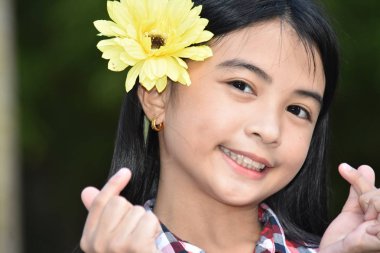 Çiçeklerle Bir Kadın ve Mutluluk