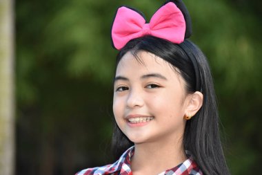 Gülümseyen bir genç kadın