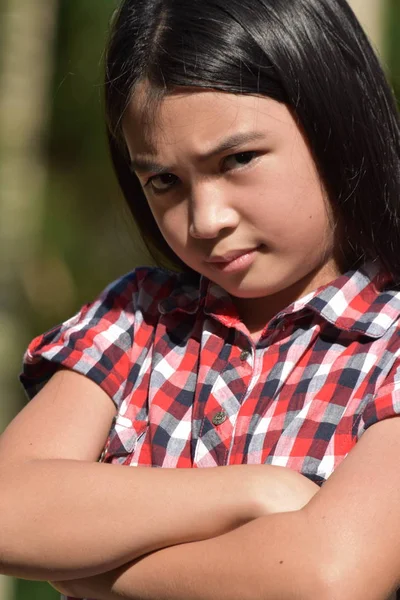 Una pequeña muchacha filipina obstinada preadolescente — Foto de Stock