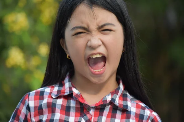 Eine wütende süße philippinische Person — Stockfoto