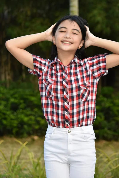 A Contemplative Pretty Filipina Feminino — Fotografia de Stock