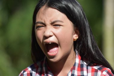 Çok Çeşitli Bir Kız Bağırıyor