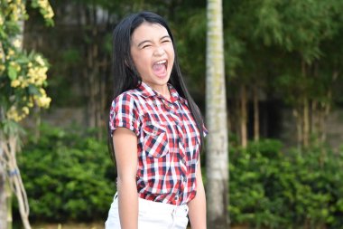 Genç Filipinli Kadın Ve Kahkaha