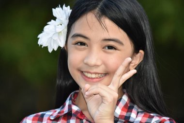 Çiçeklerle Bir Tween Ve Mutluluk