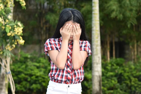 Uma jovem menina minoritária e tristeza — Fotografia de Stock