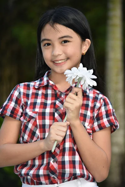 Genç Filipinli Kız Ve Çiçekler ile Mutluluk — Stok fotoğraf