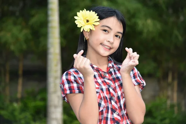 Mooi minderheids meisje en geluk met bloemen — Stockfoto