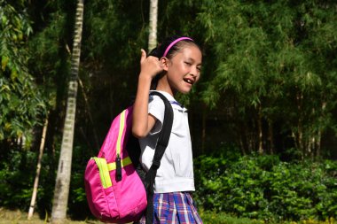 Not Defterleri ile Dost Genç Asyalı Kız Öğrenci