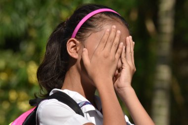 Farklı bir kız öğrenci ve üzüntü