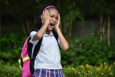 Kız öğrenci üniforma stres altında