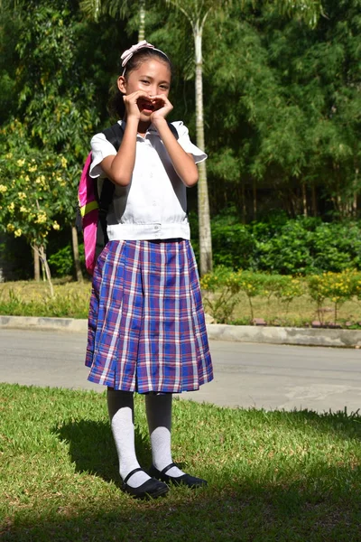 Kız Öğrenci Kitaplar la Üniforma Giyen Bağırıyor