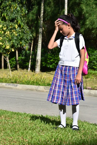 Estudante católica minoritária sob estresse vestindo uniforme escolar — Fotografia de Stock