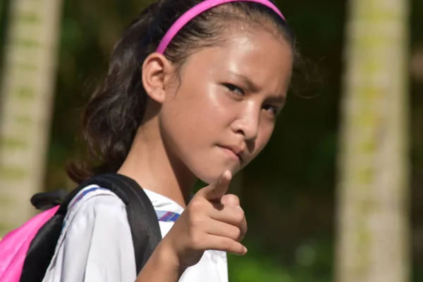 Un joven estudiante adolescente señalando — Foto de Stock