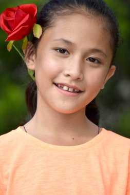 Gül ile Gülümseyen Genç Kız