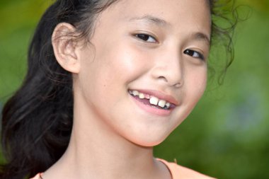 Bir Gülümseyen Çeşitli Kız