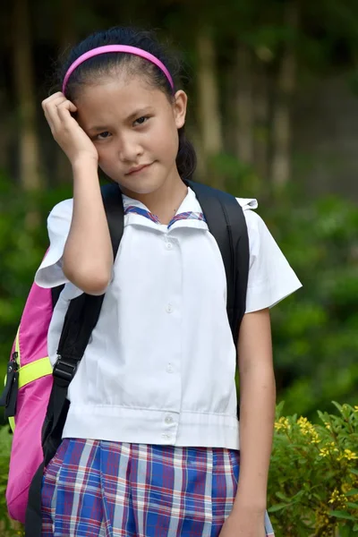 Kız Öğrenci ve Endişe Üniforma giyen