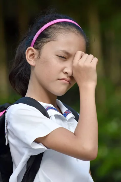Uma aluna feminina chorosa — Fotografia de Stock